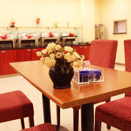 Hanting Express Shanghai Zhabei Park Branch Buitenkant foto